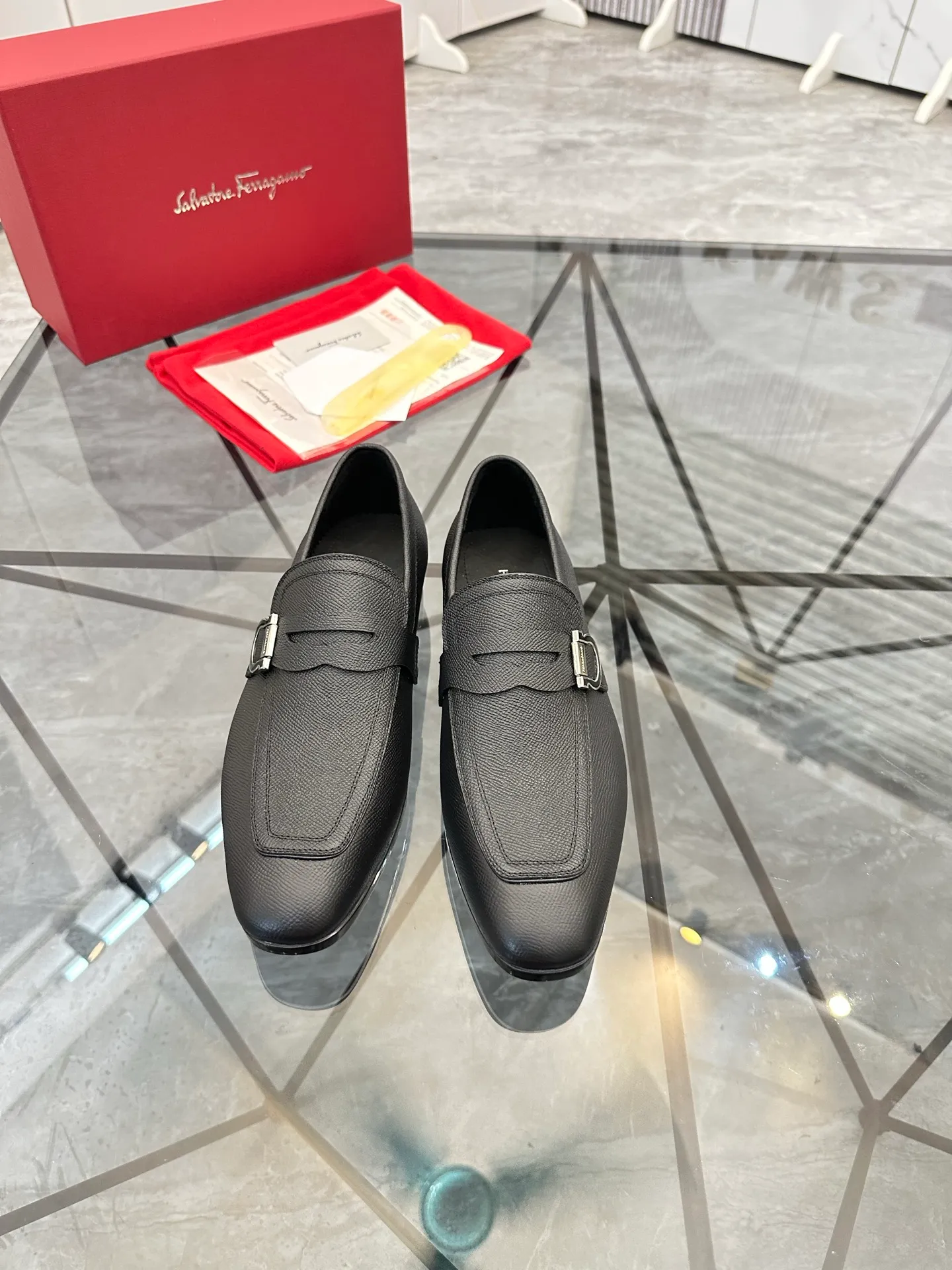 Men's shoes: 💰P640¥ High-end quality Product trademark: Ferragamo* "Ferragamo*" leather shoes Regular size: 38-44 (can be customized to 45.46.) Product materials: imported first-layer cowhide leather upper, cowhide lining, original outsole. Number: 688